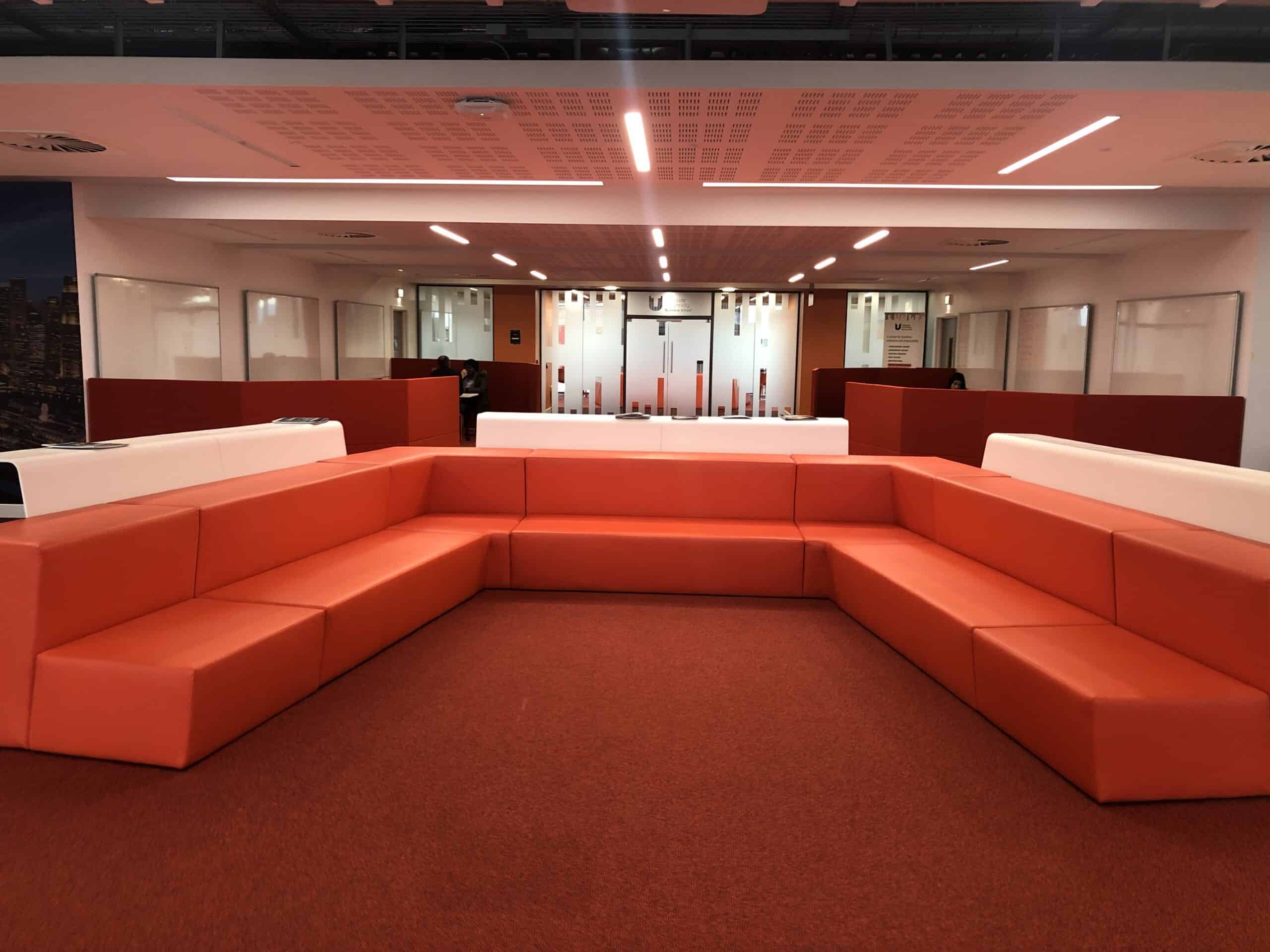 Assises sur mesure tapissées de Quinze & Milan à la Teesside University Business School