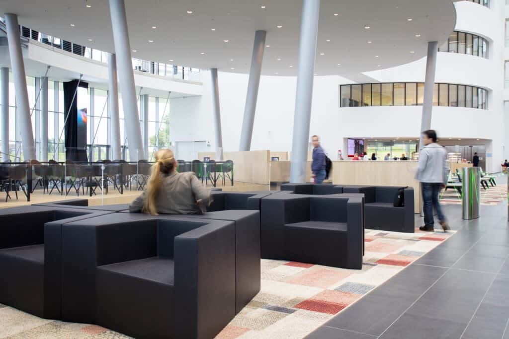 Quinze & Milan projectinrichting in Barco Campus One, Kortrijk, Belgium
